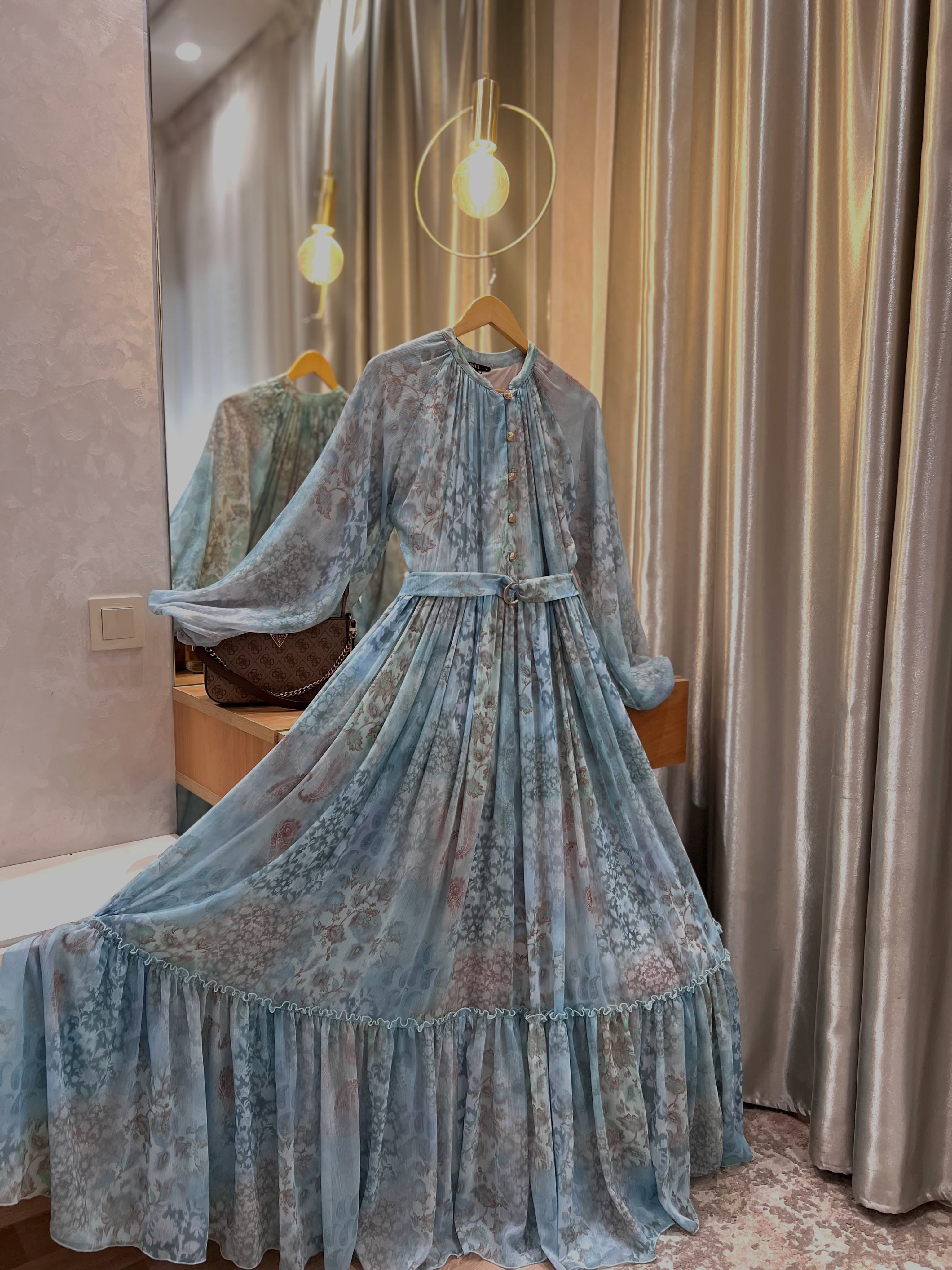 Robe Longue Fleurie Mousseline Doublée à Ceinture & Boutons Dorés (Qualité Export)