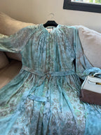 Robe Longue Fleurie Mousseline Doublée à Ceinture & Boutons Dorés (Qualité Export)